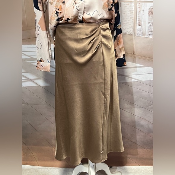 STATUS by‎ CHENAULT Tan pull on satin pleated skirt size L. - Picture 5 of 14